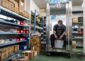 Taichi Konishi, empleado de Konoe, descansa en una cabina de refrigeración para trabajadores, también conocida como "nevera humana", en el almacén de la empresa, en un día caluroso en Higashiosaka, prefectura de Osaka.