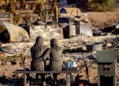 Una estatua permanece entre los restos de una casa arrasada por el incendio Hawk en Reno, Nevada, el 24 de agosto de 2026.