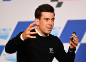 Carlos Ezpeleta durante una conferencia relacionada con MotoGP, donde abordó temas vinculados al desarrollo y crecimiento del campeonato.