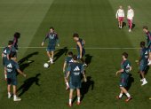El técnico del Real Madrid, José Mourinho (detrás,d), durante el entrenamiento.
