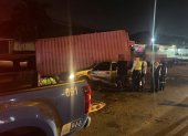 El contenedor cayó sobre el costado derecho de la camioneta, en el parterre central del kilómetro 11 de la vía a la costa.