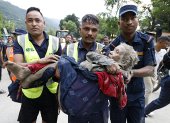 Una anciana fue rescatada de una residencia de ancianos en Devighat tras una inundación repentina en Trishuli Bazar, distrito de Nuwakot, Nepal, el 26 de agosto de 2026.