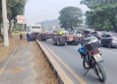 Un tráiler intentó realizar un giro en el primer retorno de la vía a la costa la mañana de este miércoles 26 de agosto.
