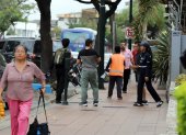 En Urdesa se pueden encontrar personas cuidan carros junto a los parquímetros.