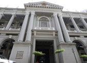 Se ha planteado la división del área urbana de Guayaquil en distritos con la finalidad de potenciar las centralidades, mejorar la eficiencia de los recursos municipales y la calidad de servicios, superando la actual desigualdad existente en la subdivisión parroquial.
