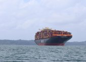 Buques portacontenedores transitando por el Canal de Panamá, en Ciudad de Panamá (Panamá).