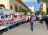 Decenas de médicos del sector público de Paraguay fueron captados el 25 de agosto, durante la segunda jornada de un paro nacional.