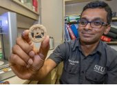 Lahiru Jayakody, líder del proyecto, mostrando una de las galletas.