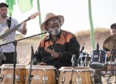 Fotografía de archivo del 9 de enero de 2020 del músico uruguayo Rubén Rada presentándose en la playa de La Paloma, en Rocha (Uruguay).
