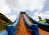 Megalodón. El mega inflable acuático de 35 metros de altura es una de las principales atracciones de Kche Diversiones para los visitantes.