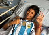 Elena Valle sostiene la camiseta de Argentina en su recuperación, acompañada por el mensaje de apoyo de Xuxa.