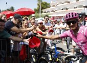 El ciclista ecuatoriano Richard Carapaz, del equipo EF Education-Easypost recibió el apoyo de los aficionados en la sexta etapa.