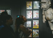 La muestra reúne más de cien piezas, entre obras de arte, fotografías, caricaturas, videos, instalaciones, audios, publicaciones y documentos.