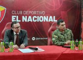 El interventor de El Nacional, Juan Manuel Aguirre (i), y el coordinador general del club, Francisco Reyes, dieron a conocer las novedades del equipo.