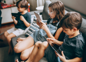 Meta aceptó reforzar los límites de uso y las herramientas de supervisión para proteger a niños y adolescentes en Instagram y Facebook.