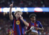 El centrocampista del Barcelona Fermín (i) celebra tras anotar el 2-0 para su equipo durante el partido de la primera jornada de LaLiga annte  Athletic Club.