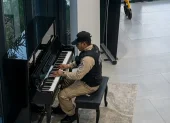 Con su uniforme de trabajo, el guardia de la UEES interpretó ‘Photograph’, de Ed Sheeran, y sorprendió a quienes presenciaron el momento.
