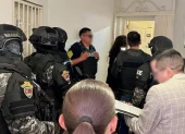 El operativo incluyó allanamientos en una unidad policial y en el domicilio del uniformado investigado por los supuestos cobros.