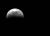 Usuarios en Guayaquil empiezan a reportar cómo se va oscureciendo la luna.