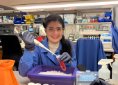 Investigadora ecuatoriana realiza ensayos en laboratorio de Mayo Clinic.
