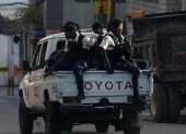 Integrantes de la Policía de Haití patrullan una calle este jueves, en Puerto Príncipe (Haití).