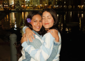 Referencial.Grace Calero abraza a su hija tras regresar a Guayaquil.
