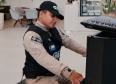 Billy Asencio, guardia de seguridad, toca piano en el Onco Center de la UEES.