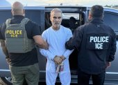 Imagen divulgada por el presidente Noboa de José Serrano siendo trasladado al país en vía aérea.