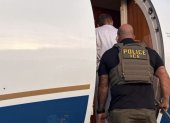 Imagen de la deportación de Serrano, tras notificación de la Interpol