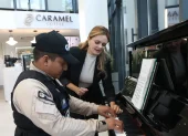 El talento de Billy Asencio frente al piano fue descubierto tras un video grabado mientras interpretaba una canción en el Onco Center de la UEES