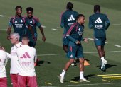 El jugadores del Real Madrid Mbappé (d) asiste al entrenamiento del equipo en la ciudad deportiva Valdebebas,
