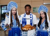 Con el tradicional karavái en sus manos, Gonzalo Plata vivió su primera bienvenida como jugador del Dinamo Moscú.
