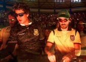 Los integrantes de Rawayana en la consola de música del escenario B.