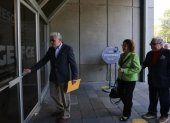 Germán Rodas, coordinador de la CNA, en la Fiscalía General en Quito.