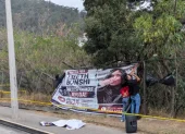 Familiares de Lizeth Bunshi acudieron a la reconstrucción de los hechos en Cumandá y colocaron una pancarta para exigir justicia.