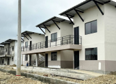 Casas en contrucción de programas habitacionales en Ecuador.