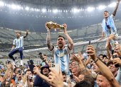 DICIEMBRE (10/10).- Lionel Messi (c) alza el trofeo del campeones del Mundial de Qatar 2022 después de que Argentina se impusiera a Francia en la final celebrada en el Lusail stadium, el 18 de diciembre. EFE/Tolga Bozoglu