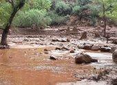 Restos de los pilares de un puente de piedra destruido debido a una crecida repentina del arroyo Bright Angel en Arizona (EE.UU.).