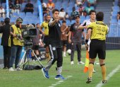 Ezequiel Medrán en la zona técnica en el partido Emelec vs Leones.