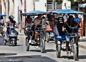 Personas se transportan en bicitaxis el 26 de agosto de 2026 en La Habana (Cuba).