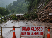 Referencial.Un deslizamiento bloquea una carretera en India tras las intensas lluvias.