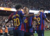 El delantero del FC Barcelona Lamine Yamal (i) celebra con Raphinha su gol, segundo gol del equipo blaugrana, en el partido ante Rayo Vallecano.