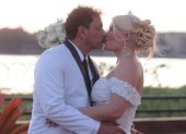 Douglas Bastidas y María Gabriela Cueva sellaron con un beso su matrimonio civil, celebrado al aire libre en Samborondón.
