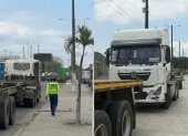 Agentes de tránsito emitieron multas a conductores de vehículos pesados en el sur de Guayaquil.