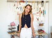 Analía convierte la curiosidad en diseño: prueba, mezcla e interviene materiales en sus piezas.