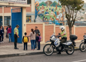 Imagen generada con IA, para simbolizar presencia policial en alrededores de colegios por entrada a clases en Quito.
