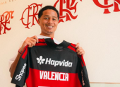 Anthony Valencia posa con la camiseta del Flamengo tras ser anunciado como nuevo refuerzo del club brasileño.