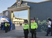 La Policía Nacional estuvo presente en el colegio fiscal Eloy Alfaro como parte del Plan Escudo para reforzar la seguridad durante el regreso a clases.