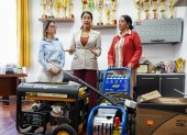 La ministra Gilda Alcívar entrega kits para inundaciones en unidades educativas a nivel nacional.