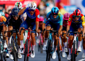 El ciclista francés del equipo Groupama-FdJ United Sebastien Tronchon (c) celebra la victoria en la décima etapa de la Vuelta a España.